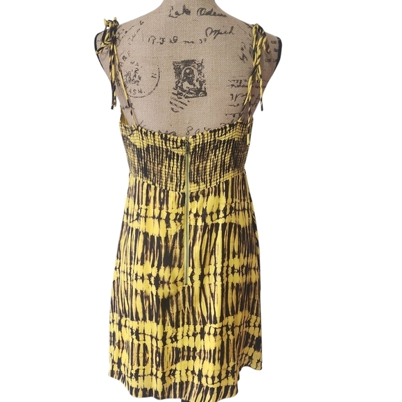 NWT Alice + Olivia Yellow Tie Die Black Sweetheart Ruched Mini Sundress - 12 - Picture 5 of 10